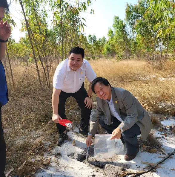 Lấy mẫu cát silica tại hiện trường
