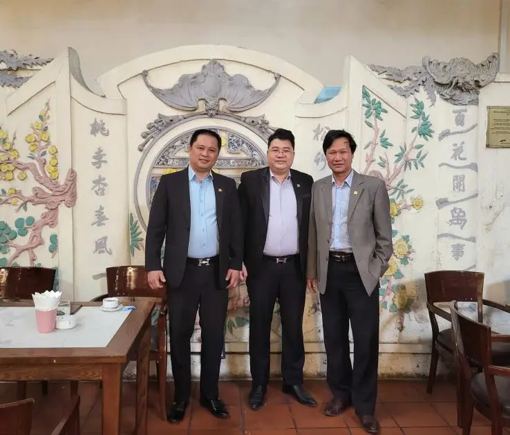 Làm việc cùng đối tác